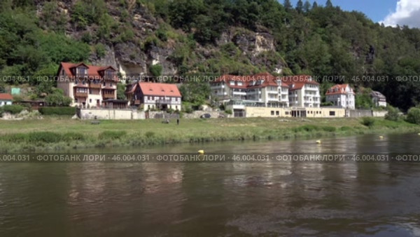 Городок Ратен с палубы парохода. Саксонская Швейцария. Германия. Лето. The town Rathen from the deck of the ship. Saxon Switzerland. Germany. Summer. Стоковое видео, видеограф Горшков Александр / Фотобанк Лори