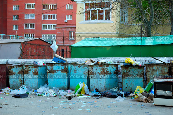 Городская помойка: контейнеры с мусором. Стоковое фото, фотограф Валерия Лузина / Фотобанк Лори
