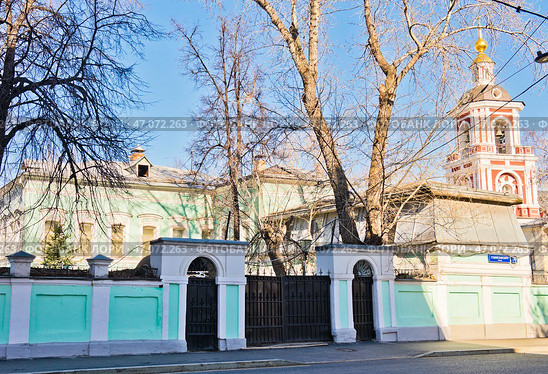 Городская усадьба XIX века и Церковь Алексия, митрополита Московского, в Рогожской слободе. Улица Станиславского, 25. Москва. Редакционное фото, фотограф E. O. / Фотобанк Лори