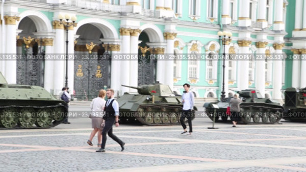 Городская военно-патриотическая акция “Мы насмерть стояли у стен Ленинграда” на Дворцовой площади Санкт-Петербурга (2016 год). Редакционное видео, видеограф Сергей Дубров / Фотобанк Лори