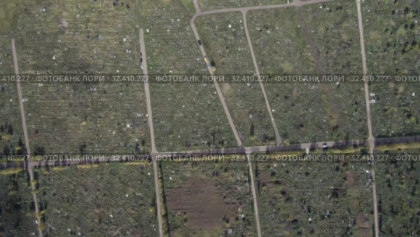 Городское кладбище. Мусульманские и христианские могилы. Вид сверху. City cemetery. Muslim and Orthodox parts. Aerial view. (2019 год). Стоковое видео, видеограф Евгений Романов / Фотобанк Лори