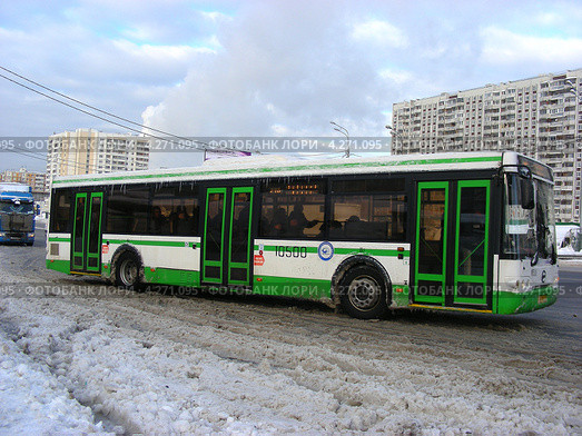 Городской автобус отъезжает от остановки, Щелковское шоссе, Москва (2013 год). Редакционное фото, фотограф lana1501 / Фотобанк Лори
