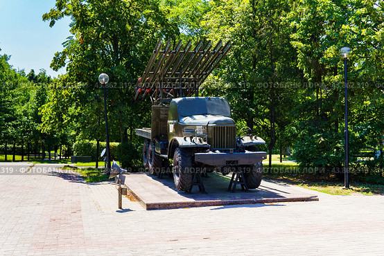 Городской пейзаж. Боевая машина реактивной артиллерии БМ-13 "Катюша". Парк Патриотов. Воронеж (2024 год). Редакционное фото, фотограф Владимир Шибаев / Фотобанк Лори