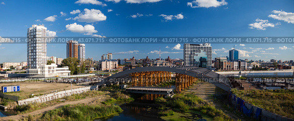 Городской пейзаж. Челябинск. Вид на набережную и городскую застройку в районе улицы Труда (2022 год). Редакционное фото, фотограф Антон Гаев / Фотобанк Лори