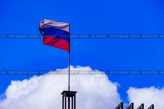 Городской пейзаж . Флаг России на здании бизнес-центра "Альянс". Воронеж (2024 год). Стоковое фото, фотограф Владимир Шибаев / Фотобанк Лори