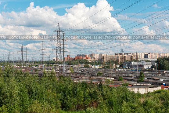 Городской пейзаж с ЛЭП и гаражами. Санкт-Петербург (2019 год). Редакционное фото, фотограф Александр Щепин / Фотобанк Лори