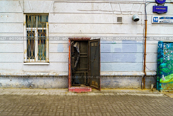 Городской пейзаж. Телекоммуникационный шкаф. Воронеж. Стоковое фото, фотограф Владимир Шибаев / Фотобанк Лори