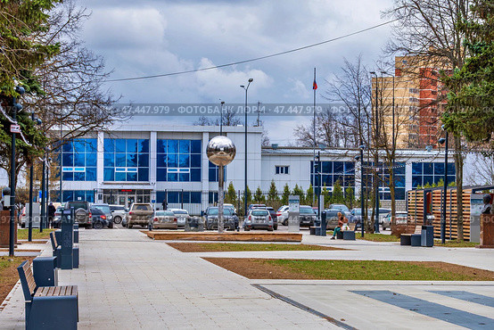 Городской пейзаж во Фрязино на аллее героев труда   со спорткомплексом на заднем плане. Редакционное фото, фотограф Владимир Шипикин / Фотобанк Лори