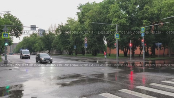 Городской перекрёсток после дождя. Башиловская улица, Москва. Редакционное видео, видеограф Мария Сергеева / Фотобанк Лори