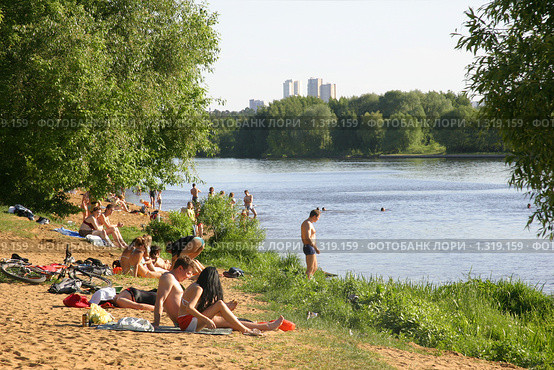 Городской пляж, Щукино, Москва (2009 год). Редакционное фото, фотограф Наталия Шевченко / Фотобанк Лори