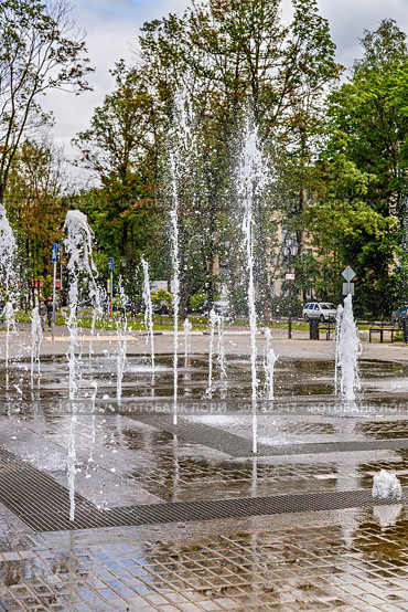 Городской сухой фонтан с водяными струями на площади перед центральным дворцом культуры в Щёлково. Редакционное фото, фотограф Владимир Шипикин / Фотобанк Лори