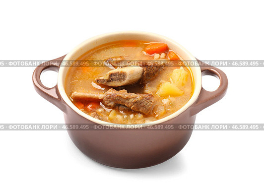 Горшок вкусного ячменного супа из говядины на белом фоне. Стоковое фото, фотограф Pixel_shot / Фотобанк Лори