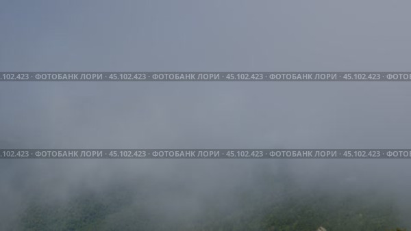 Горы прячутся в тумане. Стоковое видео, видеограф Кузнецов Александр / Фотобанк Лори