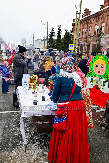 Горячий чай из самовара на Масленицу. Город Ялуторовск Тюменская область. Редакционное фото, фотограф Александр Тараканов / Фотобанк Лори
