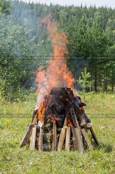 Горящий на поляне костёр. Birning campfire. Стоковое фото, фотограф Евгений Романов / Фотобанк Лори