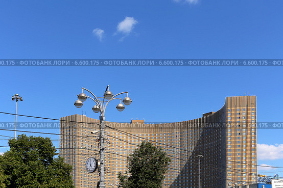 Гостиница Космос на фоне голубого неба, северо-восток Москвы рядом с выходом из метро ВДНХ, Россия (2014 год). Редакционное фото, фотограф Владимир Журавлев / Фотобанк Лори