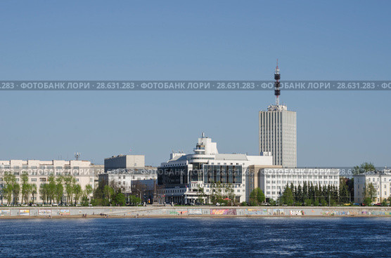 Гостиница "Пур-Наволок". Набережная реки Северная Двина. Россия, Архангельск (2018 год). Стоковое фото, фотограф Яковлев Сергей / Фотобанк Лори