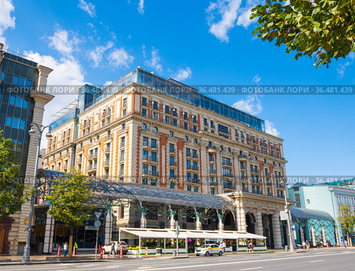 Гостиница «The Ritz-Carlton, Moscow». Тверская улица. Летнее утро. Москва. Россия (2021 год). Редакционное фото, фотограф E. O. / Фотобанк Лори