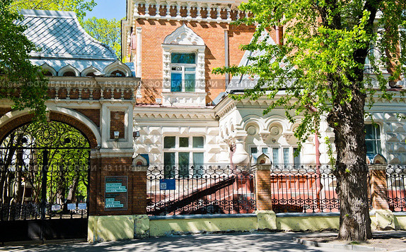 Государственный Биологический музей имени К. А. Тимирязева. Солнечный весенний день. Улица Малая Грузинская, дом 15. Москва. Россия (2024 год). Редакционное фото, фотограф E. O. / Фотобанк Лори