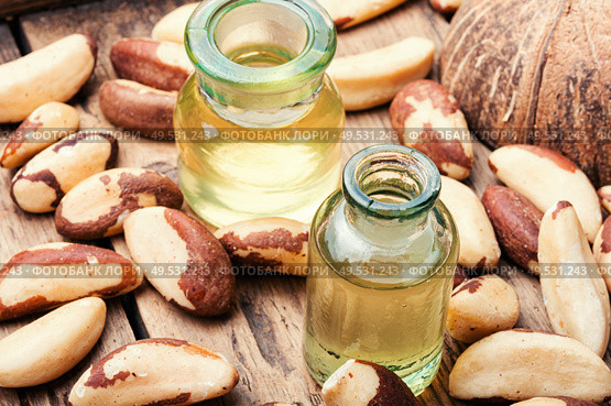 Gourmet peeled Brazil nut and jars of oil.. Brazil nut or Bertholletia. Стоковое фото, агентство Ingram Publishing / Фотобанк Лори