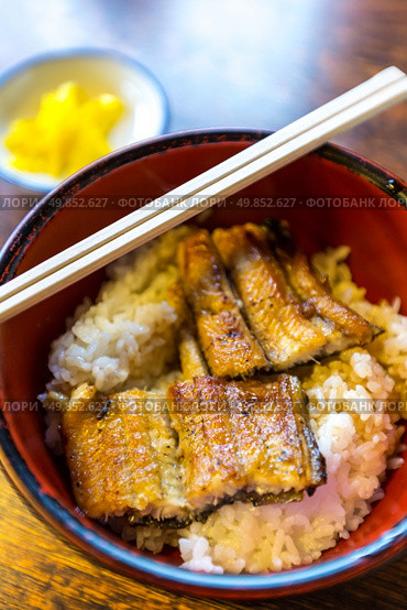 gourmet Unagi donburi, grilled japanese eel on rice. Стоковое фото, агентство Ingram Publishing / Фотобанк Лори