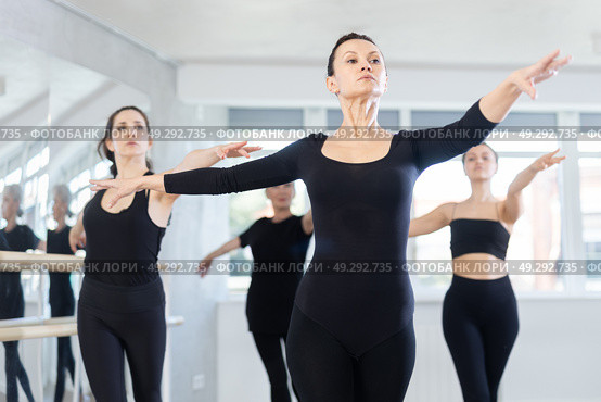Graceful woman leading ballet class with female dancers. Стоковое фото, фотограф Яков Филимонов / Фотобанк Лори