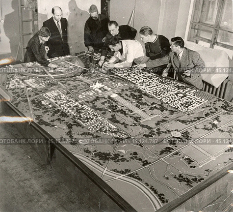 Градостроители обсуждают вокруг макета застройку Москвы 1950-1960-е гг. Стоковое фото, фотограф Retro / Фотобанк Лори