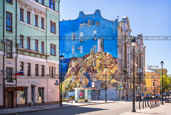 Граффити рисунок на торце здания, улица Покровка, Москва (2023 год). Редакционное фото, фотограф Baturina Yuliya / Фотобанк Лори