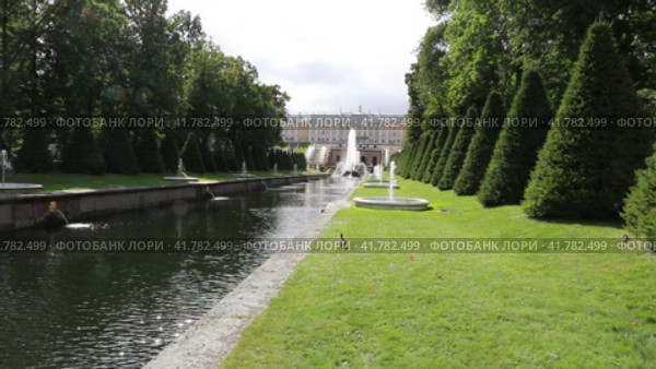 Grand Cascade and Grand Palace of the Palace and Park Ensemble in Peterhof, St. Petersburg, Russia. Редакционное видео, видеограф Евгений Ткачёв / Фотобанк Лори