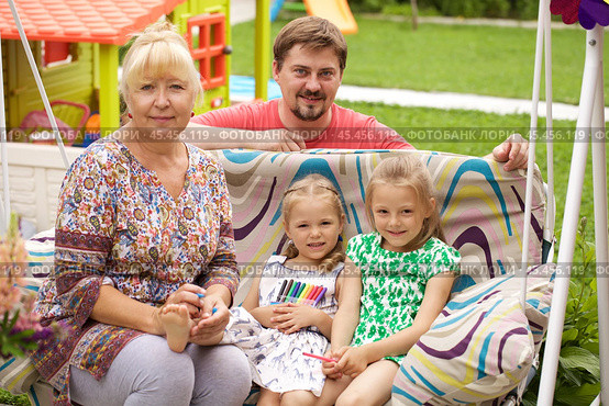 Grandmother, young father and two daughters. Стоковое фото, фотограф Андрей Аркуша / Фотобанк Лори