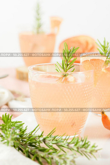 Grapefruit juice with rosemary in glasses on the table. Refreshing summer cocktail. Стоковое фото, агентство Ingram Publishing / Фотобанк Лори