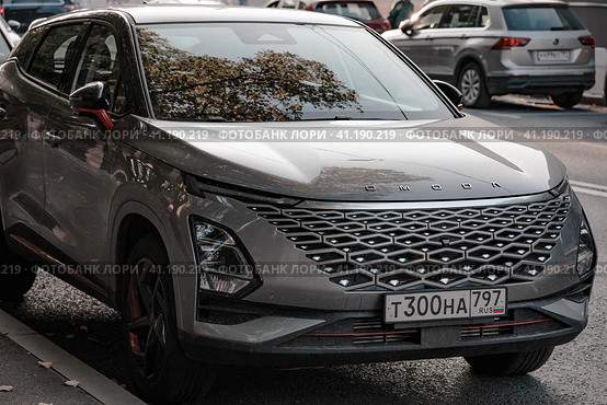 Gray Omoda C5 parked on the street in Moscow. Chinese SUV car outdoors, front side view. Редакционное фото, фотограф Константин Григорьев / Фотобанк Лори