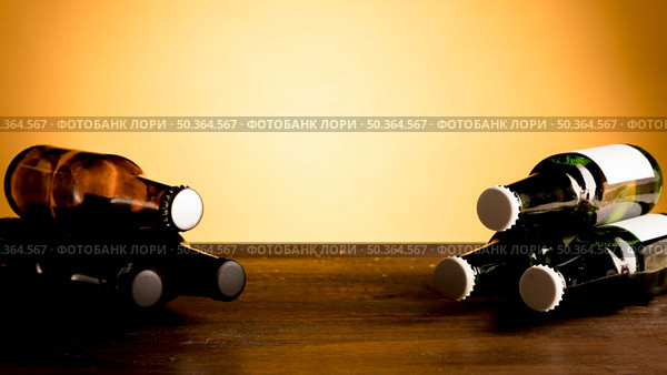 green brown bottles alcohol wooden table. Стоковое фото, агентство Ingram Publishing / Фотобанк Лори