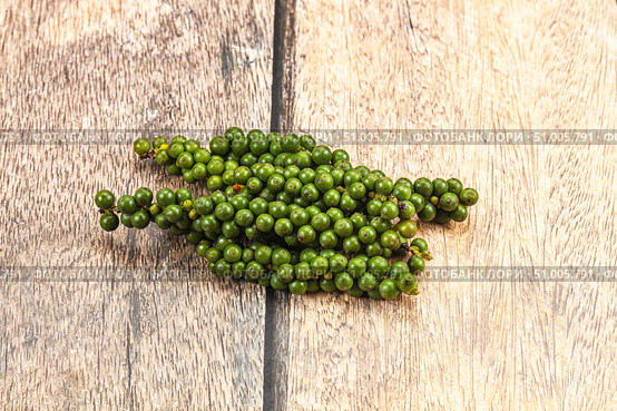 Green pepper corn on the branch. Стоковое фото, фотограф Андрей Старостин / Фотобанк Лори