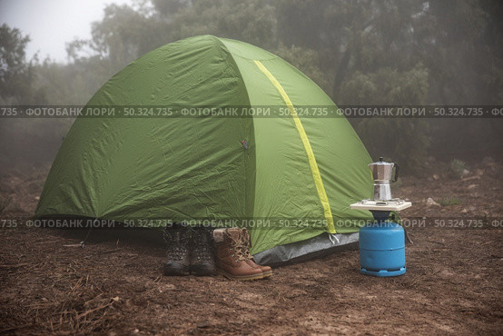 green tent set up forest. Стоковое фото, агентство Ingram Publishing / Фотобанк Лори