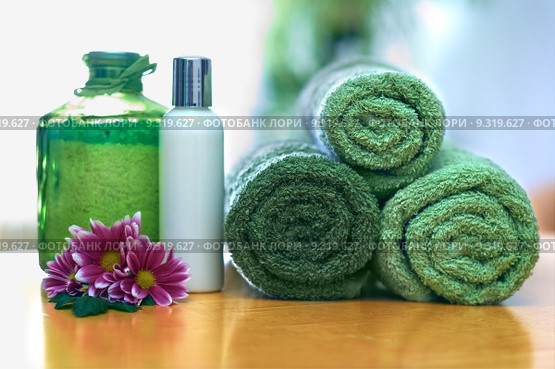 Green towels in bathroom. Стоковое фото, фотограф Ilka Erika Szasz-Fabian / Smarterpix / Фотобанк Лори