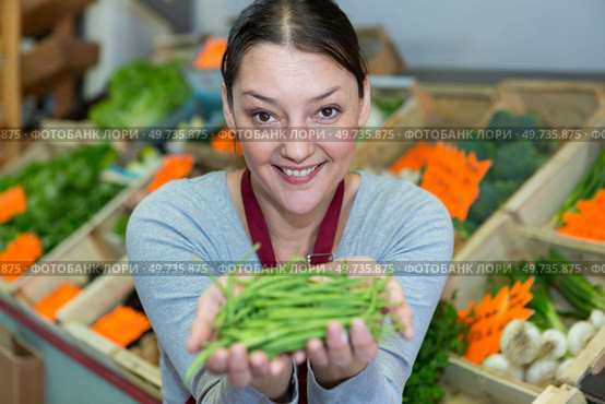 greengrocer showing handful of green beans. Стоковое фото, агентство Ingram Publishing / Фотобанк Лори