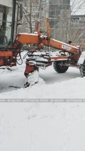 Грейдер очищает дорогу от снега. Редакционное видео, видеограф Vladislav_v / Фотобанк Лори