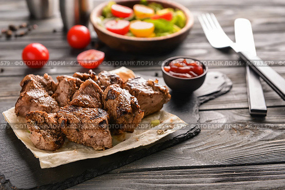 Грифельная доска с вкусным шашлыком на деревянном столе. Стоковое фото, фотограф Pixel_shot / Фотобанк Лори