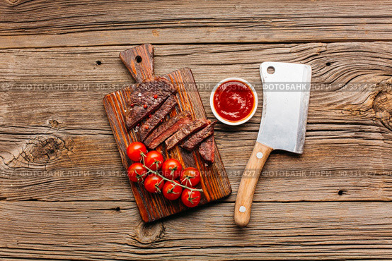 grilled beef steak fresh tomato sauce cutting board. High resolution photo. grilled beef steak fresh tomato sauce cutting board. High quality photo. Стоковое фото, агентство Ingram Publishing / Фотобанк Лори