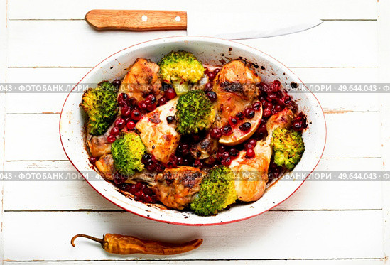 Grilled chicken legs with broccoli and cranberries. Baked chicken legs with broccoli. Стоковое фото, агентство Ingram Publishing / Фотобанк Лори