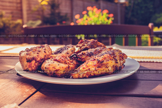 Grilled chicken pieces on a table in a garden. Стоковое фото, агентство Ingram Publishing / Фотобанк Лори