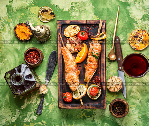 Grilled fish, grilled salmon steak with addition of lemon.Healthy food. Grilled salmon on cutting board. Стоковое фото, агентство Ingram Publishing / Фотобанк Лори