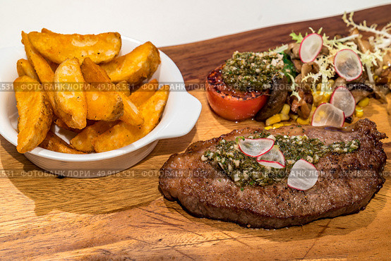 Grilled Grain fed Grilled Australian Wagyu Beef with fried potato wedge. Стоковое фото, агентство Ingram Publishing / Фотобанк Лори