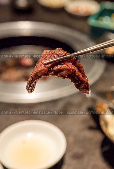 grilled Japanese wagyu kalbi rib meat BBQ yakiniku. Стоковое фото, агентство Ingram Publishing / Фотобанк Лори