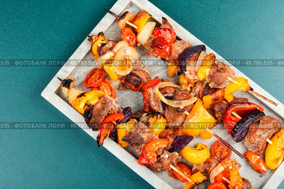 Grilled kebabs with vegetables on skewers. BBQ skewers.. Barbecued meat with garnish. Стоковое фото, агентство Ingram Publishing / Фотобанк Лори