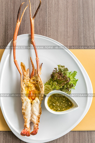 Grilled mighty tiger river prawn with spicy sauce and lettuce. Стоковое фото, агентство Ingram Publishing / Фотобанк Лори