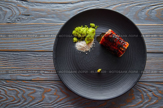 Grilled smoked eel with green apple and citrus with Sichuan Electric flower. Стоковое фото, агентство Ingram Publishing / Фотобанк Лори