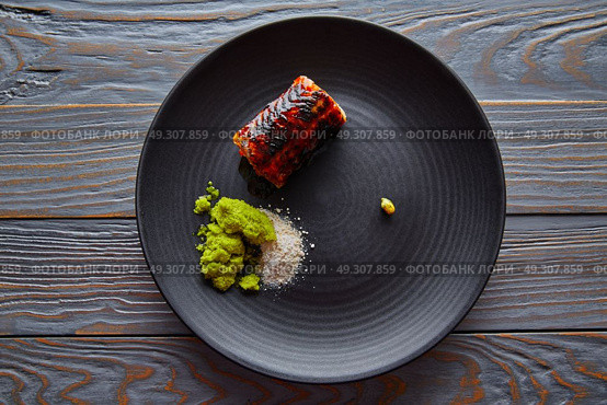 Grilled smoked eel with green apple and citrus with Sichuan Electric flower. Стоковое фото, агентство Ingram Publishing / Фотобанк Лори
