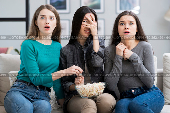 group adult women watching horror movie. Стоковое фото, агентство Ingram Publishing / Фотобанк Лори